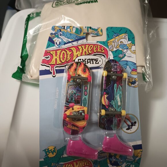 NEW Hot Wheels Skate Retro Fingerboard + Shoe Set - 4pk Each LOT OF 4 - Picture 8 of 10